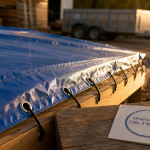 Baches bleues tendues sur chantier, grammage 120–180 g/m²