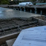 Dalle en béton armé sur chantier : coffrage, treillis et béton frais