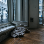 Faut-il aérer quand il pleut ? fenêtre entrouverte et courant d’air, sans humidité