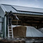 Rénovation toiture bâtiment agricole : couvreur et panneaux solaires sur hangar