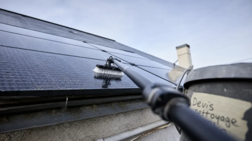 Devis nettoyage panneaux solaires à Calais : prix clair, eau pure et intervention sécurisée