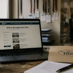 Offre emploi ush Hlm : candidature sur ordinateur, bureau et documents Hlm